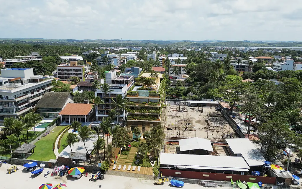Fachada com paisagismo e irrigação automática Gloria del Mare