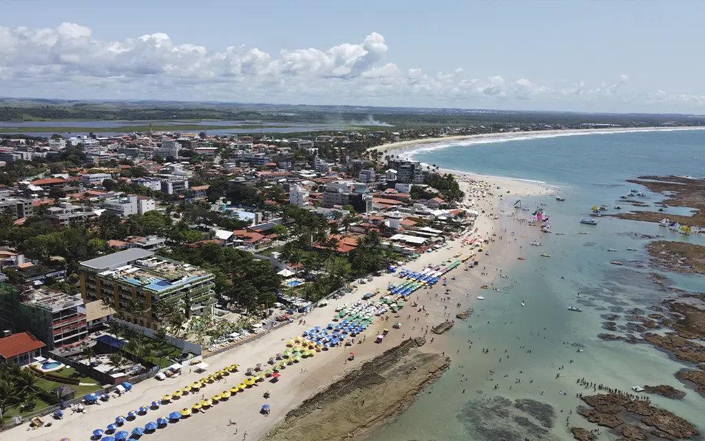 Pé na areia em frente as piscinas naturais Amante del Mare